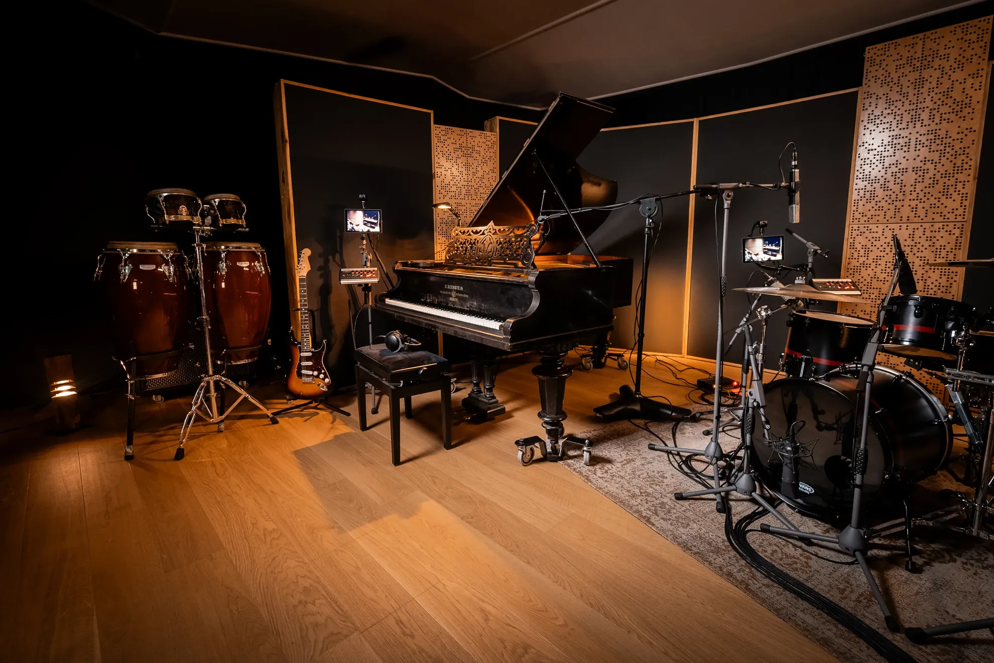 Tone Complex Tonstudio Kiel Aufnahmeraum mit Gretsch Schlagzeug, Bechstein-Flügel und Percussion
